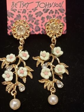 NEW Betsey Johnson Gold, Floral & Pearl Dangle Earrings W/ Posts.